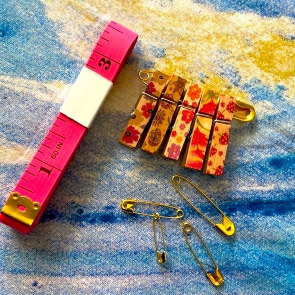 🙀Clothing Photos Kit~5 Safety & 5 Cloths Pins, 1 Tape Measure (Want 1 Just Ask) - Picture 11 of 16